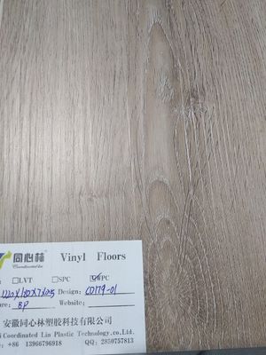 Extruded dekoratif WPC Vinyl Plank Lantai Klik Sistem 4.5mm / 5.0mm Ketebalan